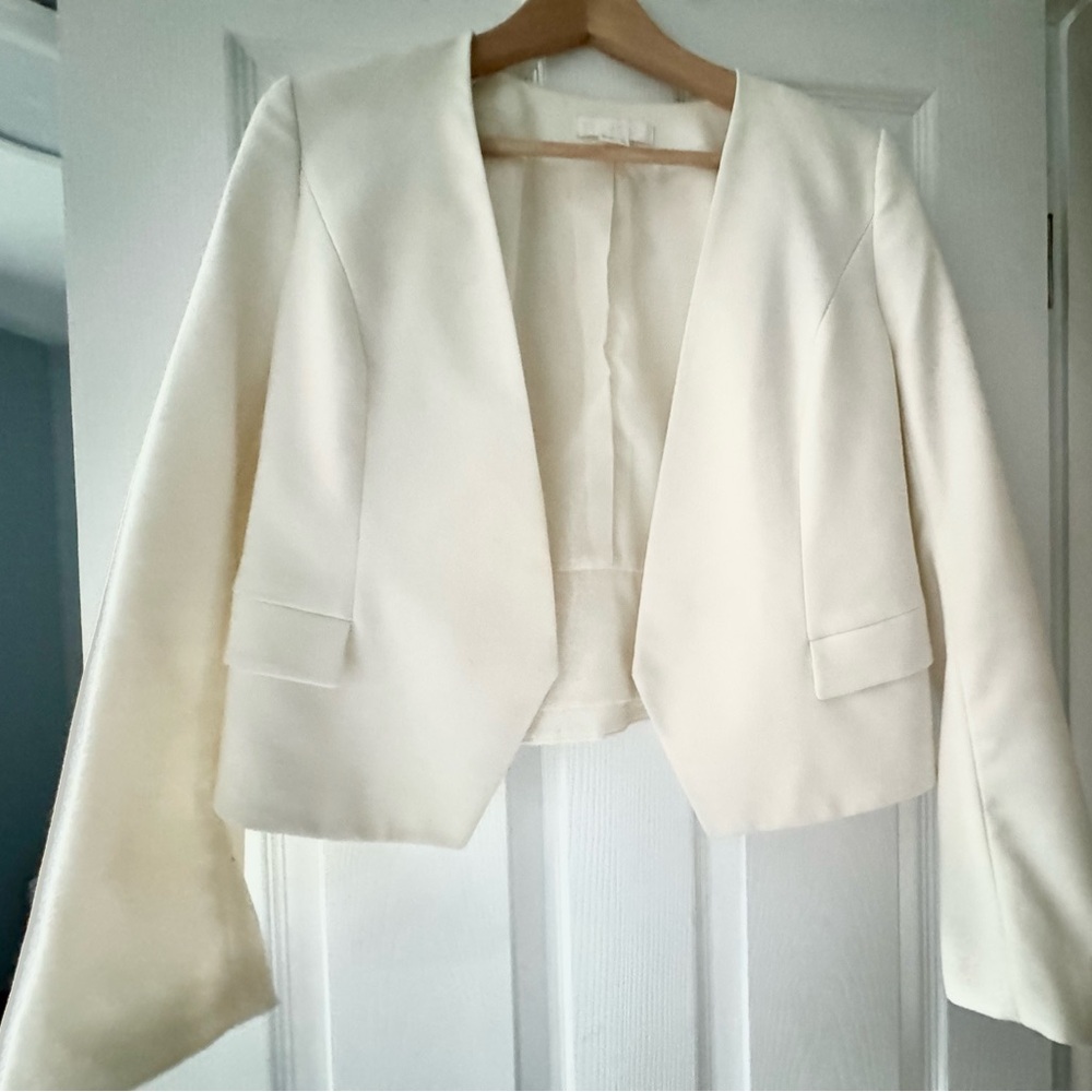 Super cute fitted white blazer with cuff slits